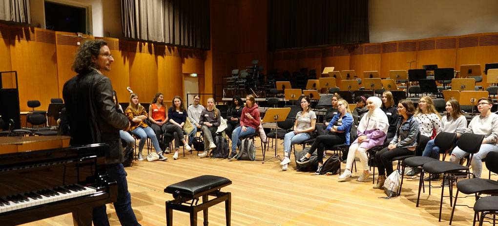 Malte Krasting arbeitet in der Dramaturgie der Bayerischen Staatsoper und begleitete den opernKompass 2019 das ganze Wochenende.